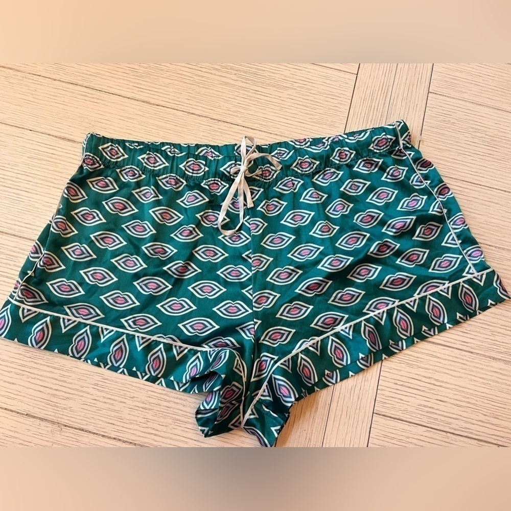 Victorias Secret sleep shorts w/‎ drawstring tie waist. Size L. Fun print.